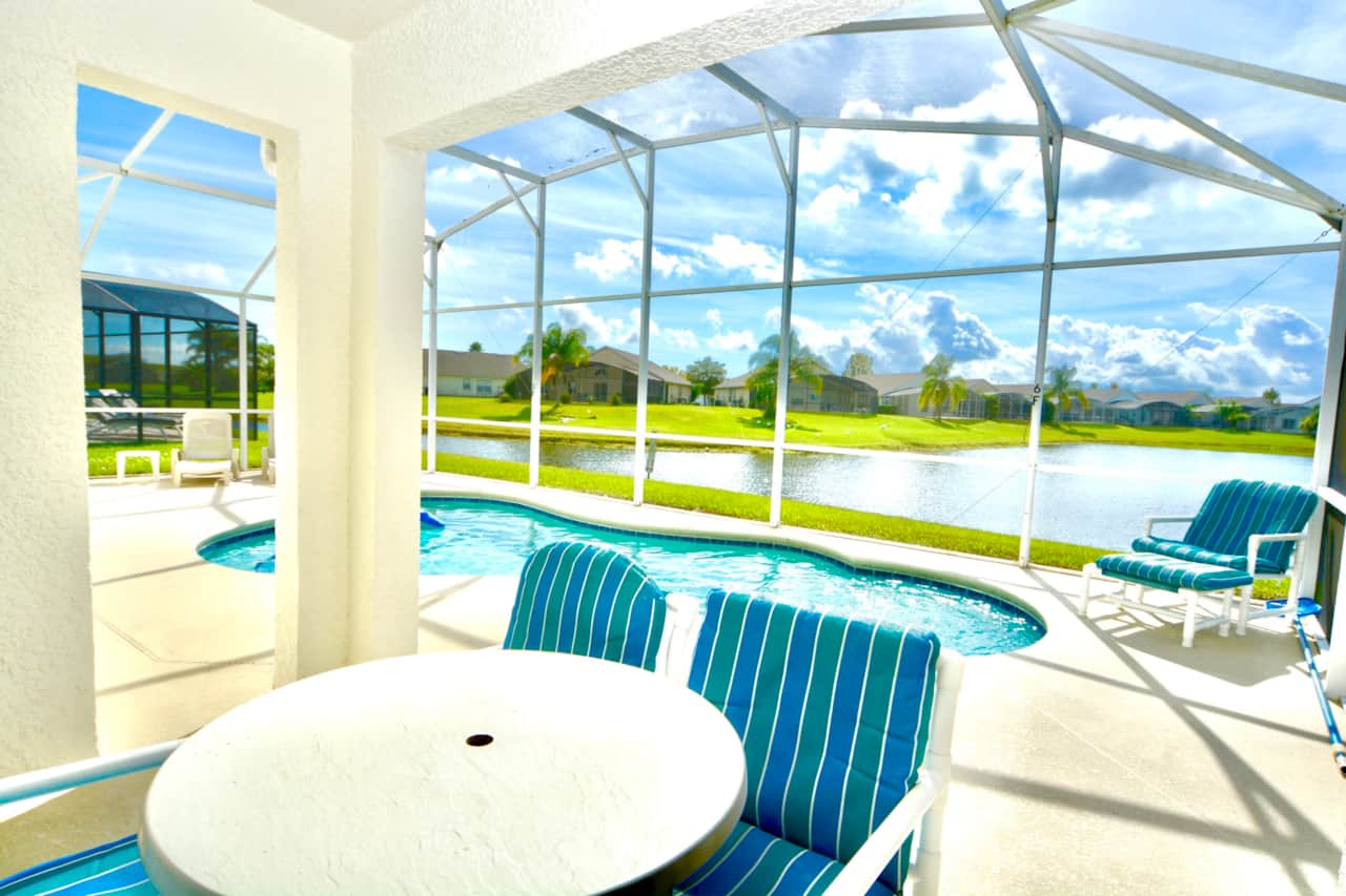 Al fresco dining with a lake view
