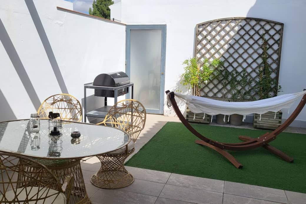 JARDÍN CON CENADOR, BARBACOA DE CARBÓN Y HAMACA