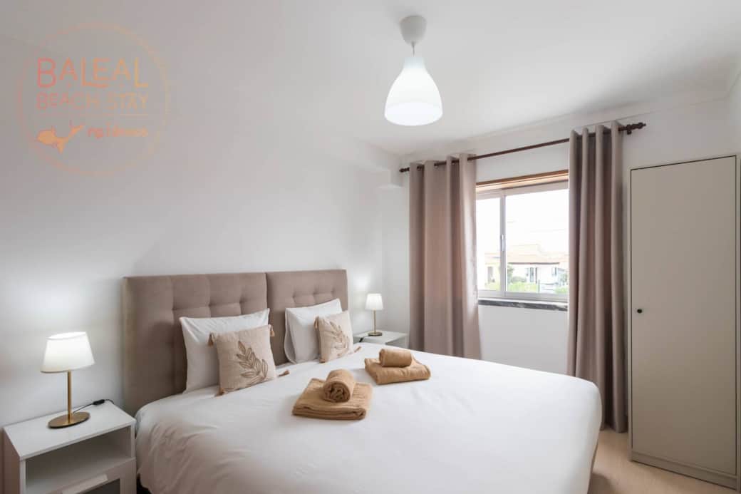 Enjoy the sunlit space ☀️, with a welcoming atmosphere, perfect for reading, relaxing, or planning your day at Baleal’s famous beaches .