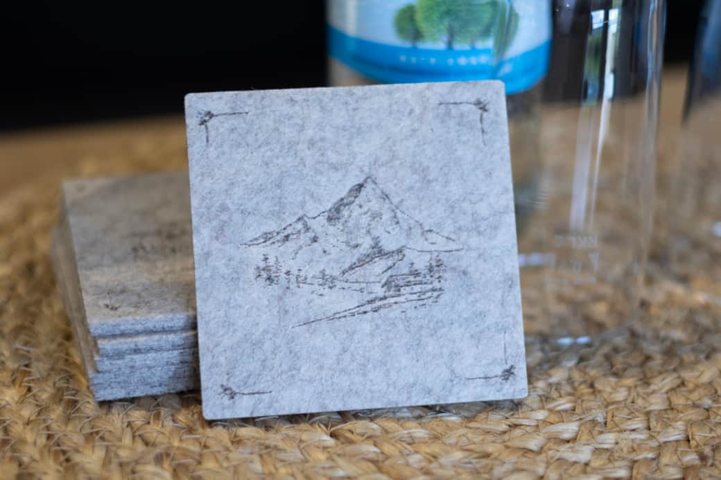 Stilvolle Accessoires mit alpinem Motiv greifen die Natur des Umfelds harmonisch auf.