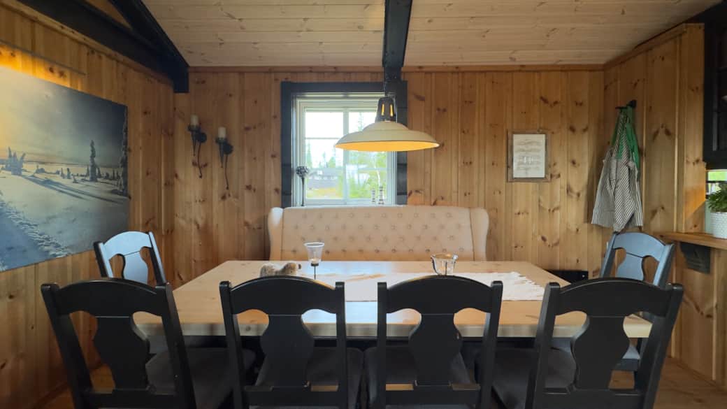 Nyt en hyggelig middag rundt bordet Nyt en hyggelig middag rundt bordet