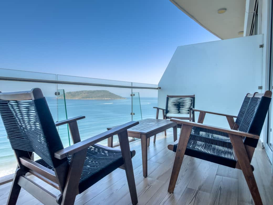 Terraza privada en Camino al Mar Mazatlán: muebles exteriores de lujo y vista al océano.