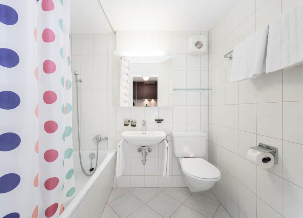 Badezimmer mit Badewanne Badezimmer mit Badewanne