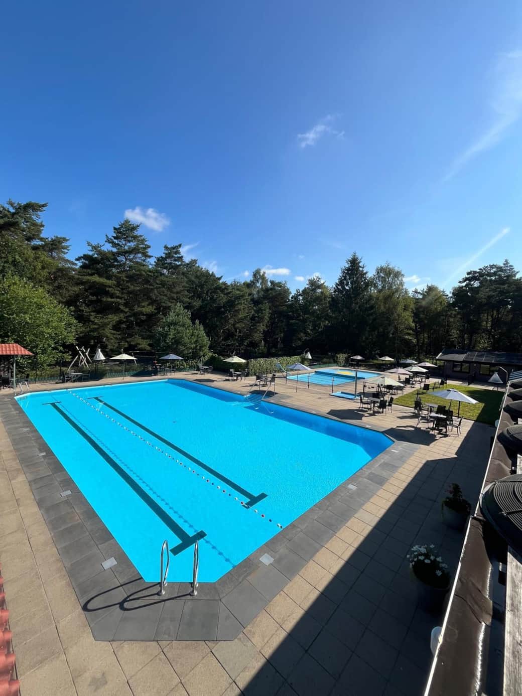 Gedeeld zwembad op het park