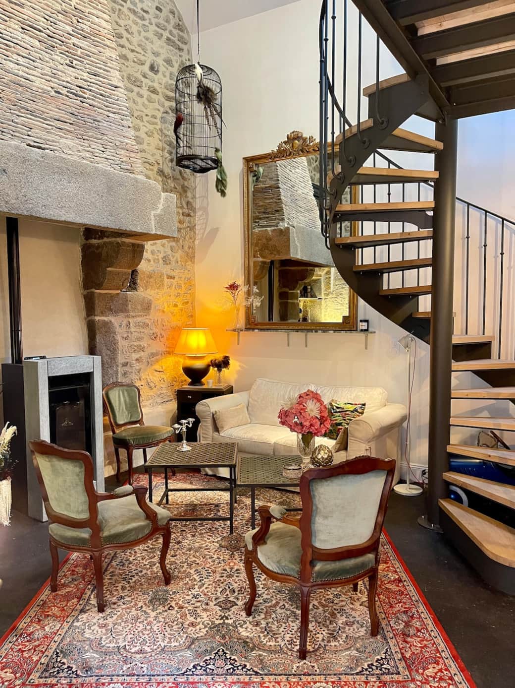 Salon avec 1 canapé, 2 fauteuils et 2 chaises