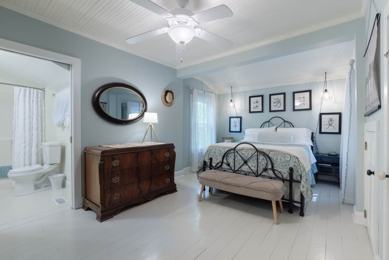 Master Bedroom with Queen Bed & En Suite Bathroom, full closet, 2 big windows