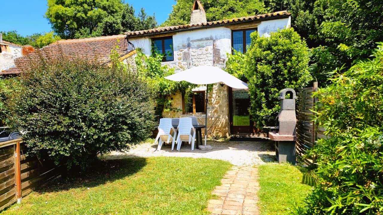 Entrée fleurie du gîte La Mangeoire