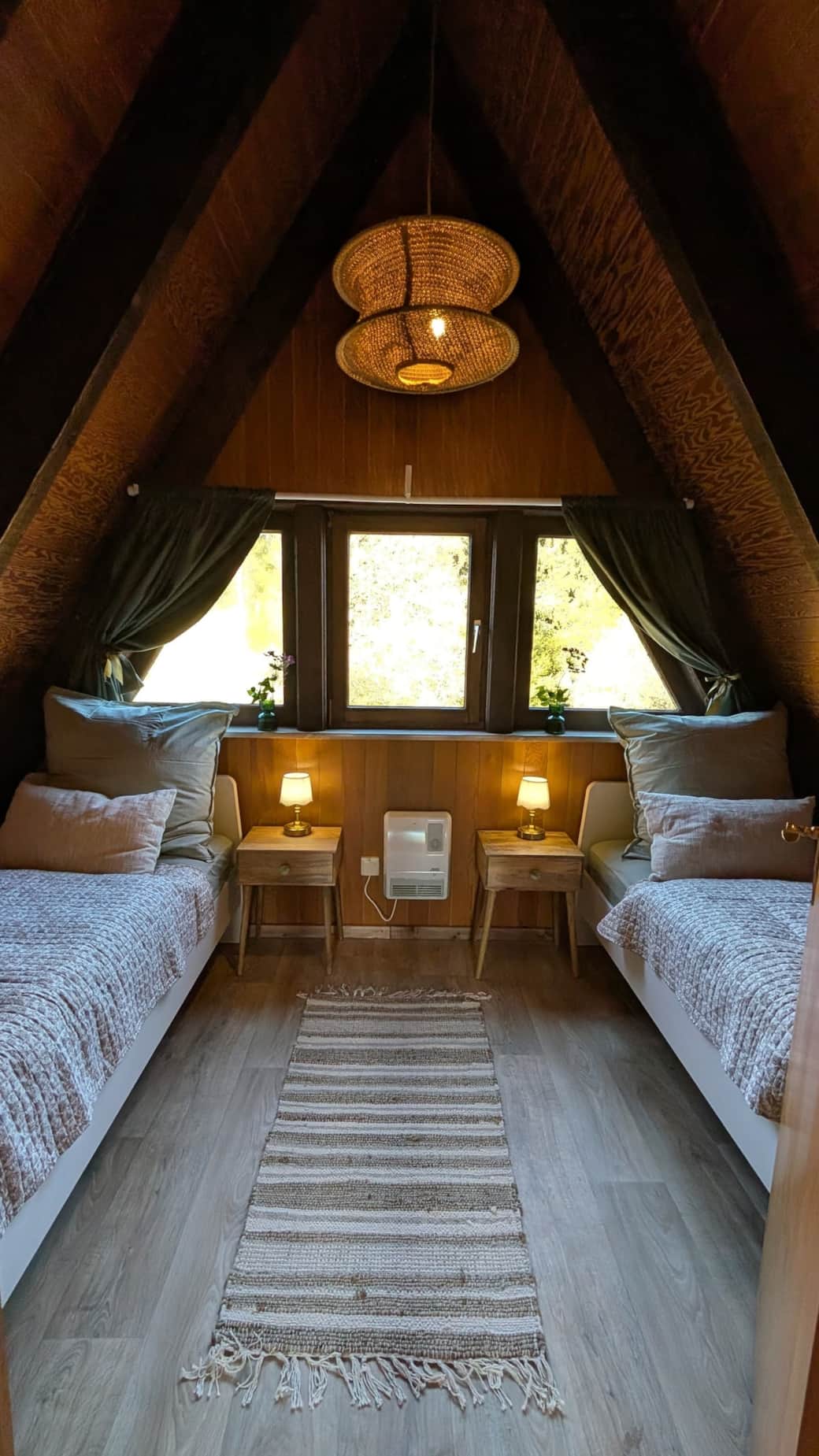 2x Einzelbettschlafzimmer mit Blick auf den Wald
