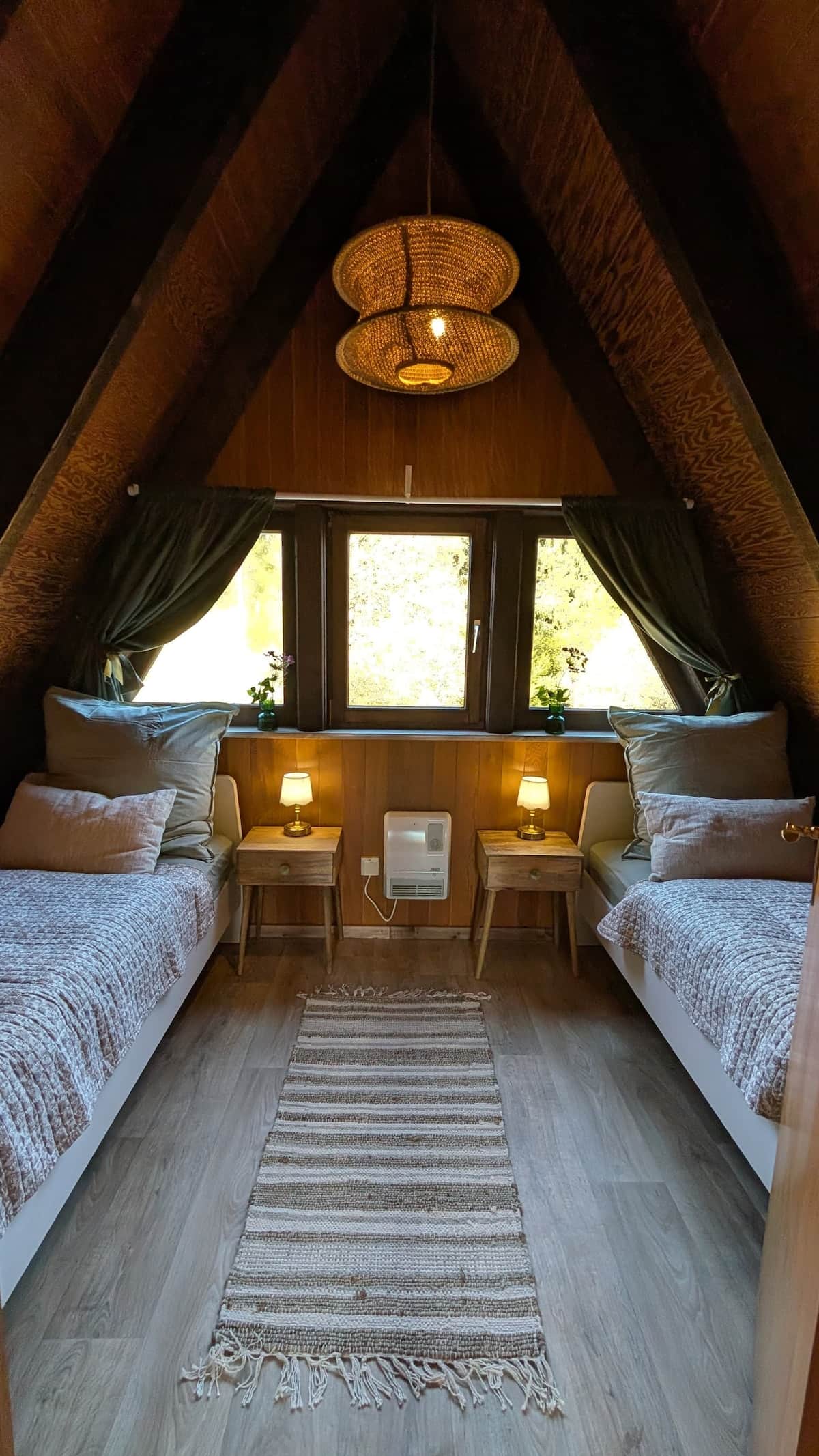 2x Einzelbettschlafzimmer mit Blick auf den Wald