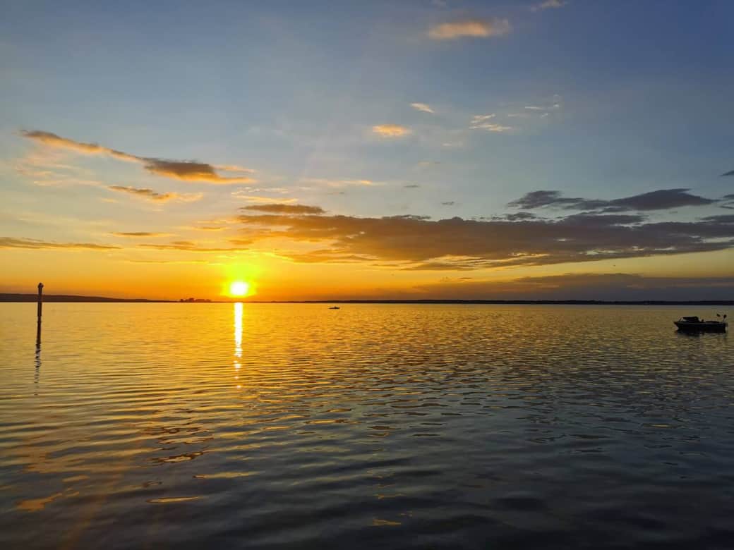 Der berühmte Sonnenuntergang am Steinhude Meer - fußläufig erreichbar.