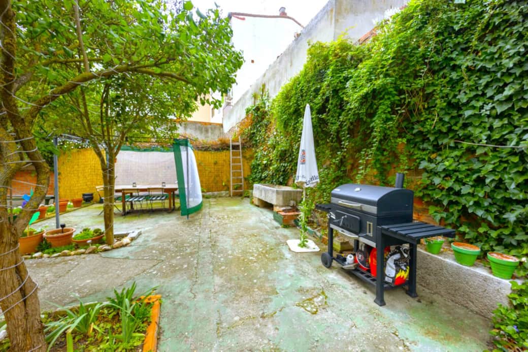 Jardín con barbacoa y mesa para comer