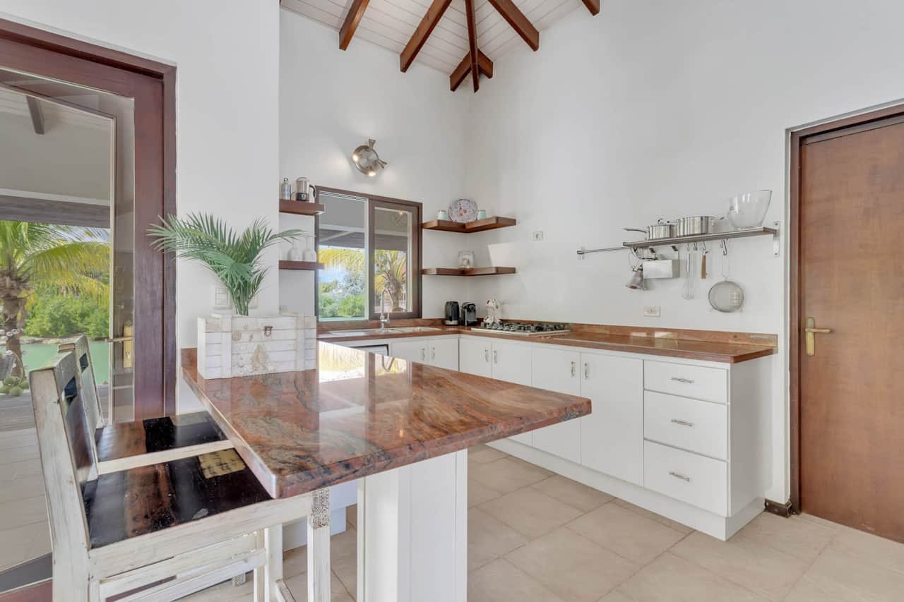 Tropische Beachhouse Laguna villakeuken met natuurlijk licht en toegang tot de buitenlucht