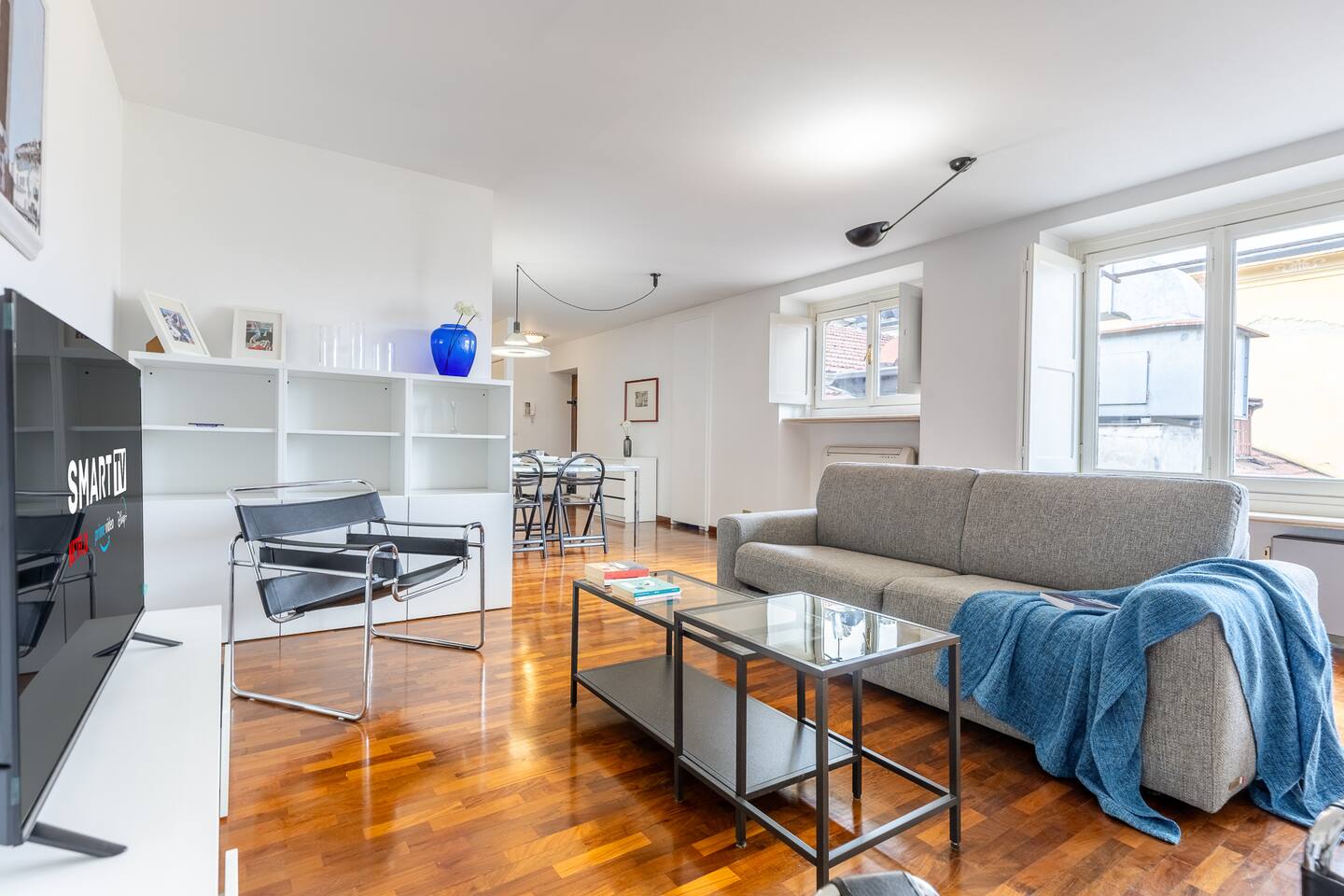 Luminoso Salotto con divano letto e TV Smart (Netflix, Youtube, Prime Video...)