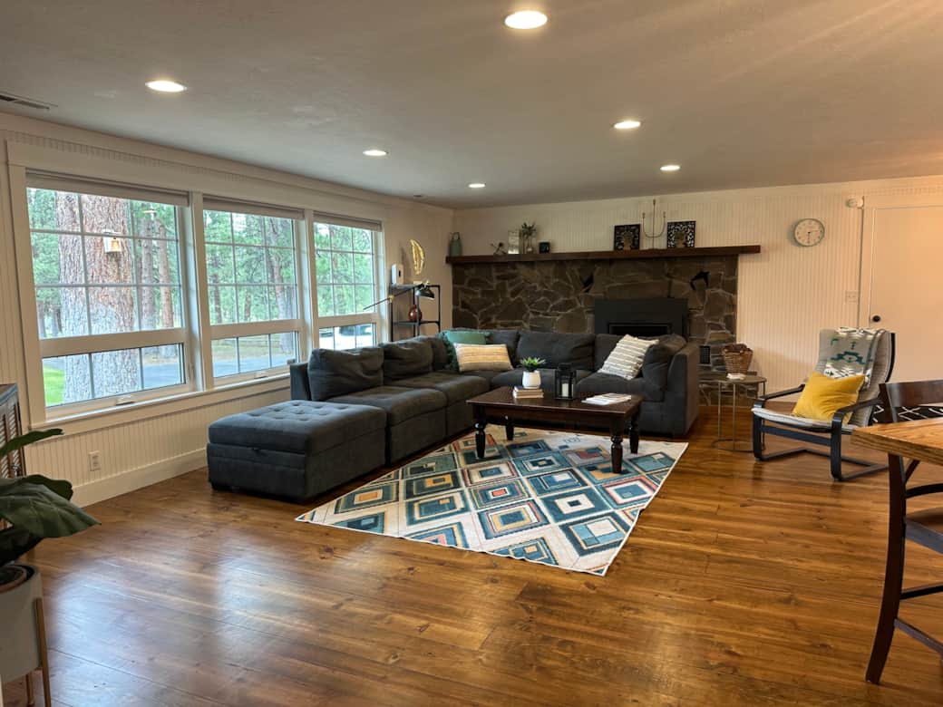 Living room (fireplace non-functional)