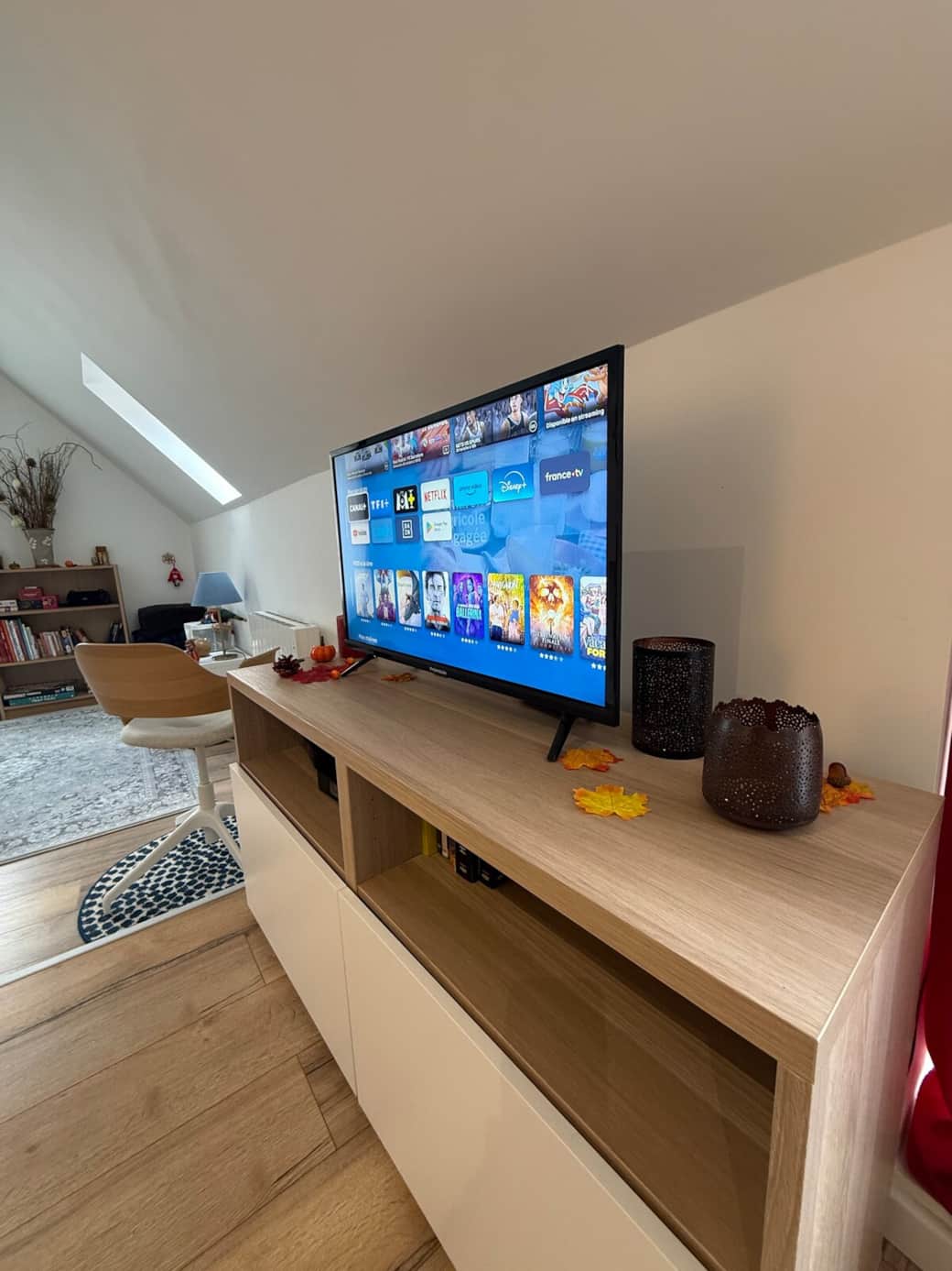 Un espace salon cozy avec télé connectée, lecteur DVD, enceinte Bluetooth, lumières d’ambiance et diffuseur d’huiles essentielles. 