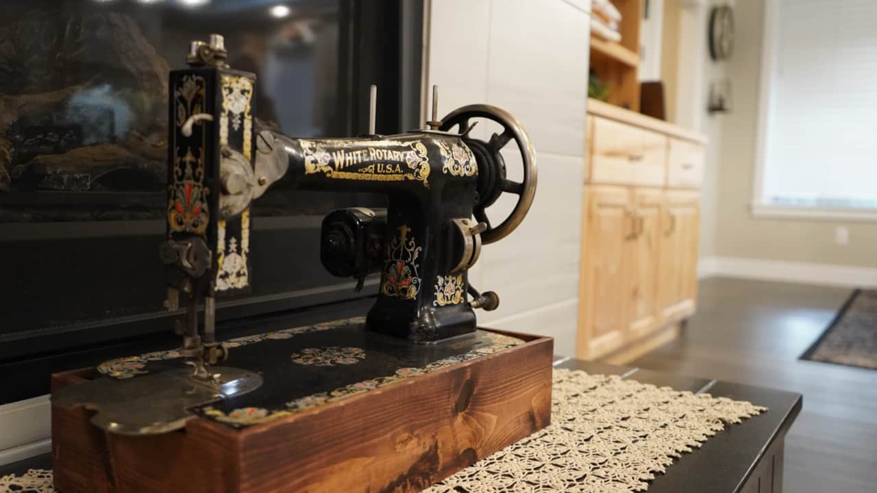 cedar-city-quilt-retreat-vintage-white-sewing-machine.JPG