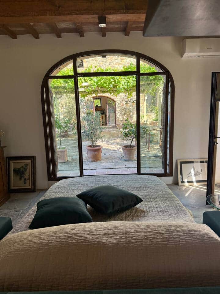 Dal divano letto aperto verso il portale Dal divano letto aperto verso il portale