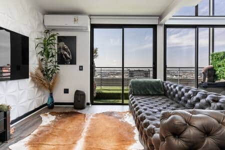 Lounge & Balcony