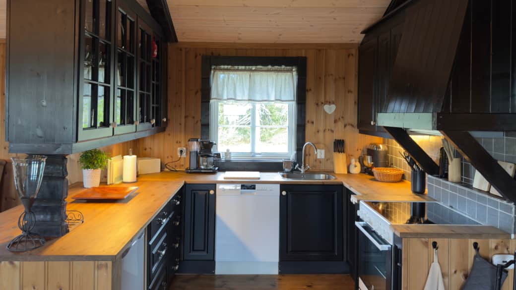 Kjøkken med komfyr og oppvaskmaskin Kjøkken med komfyr og oppvaskmaskin