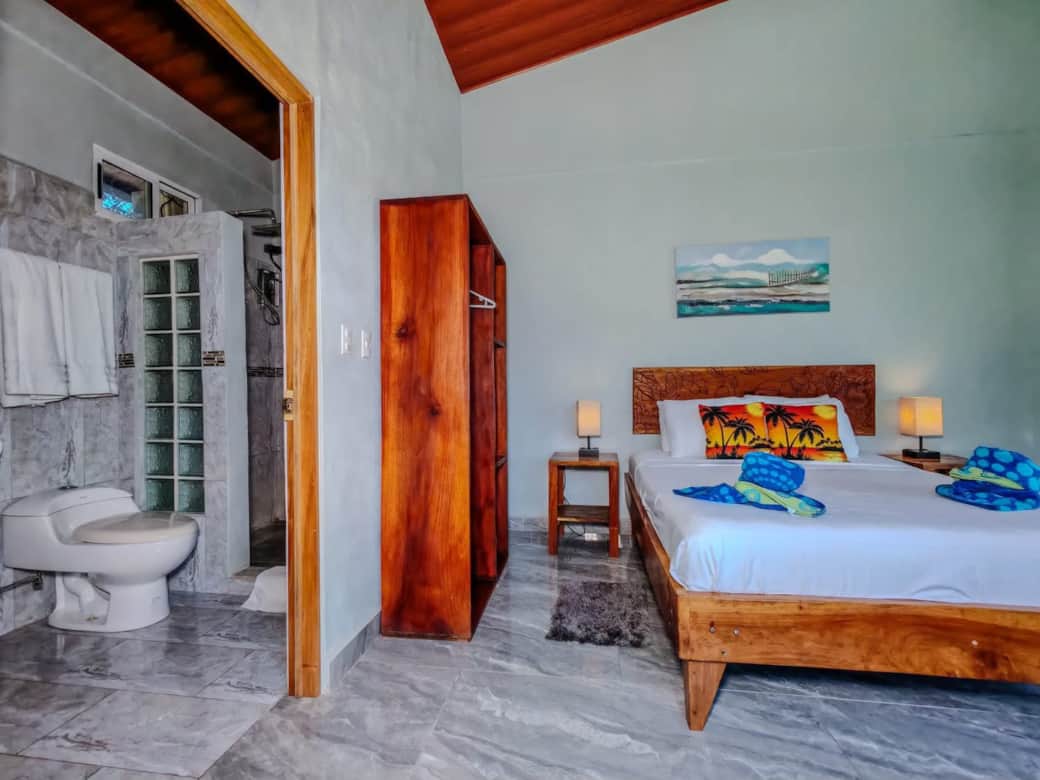 Roomandbathroom