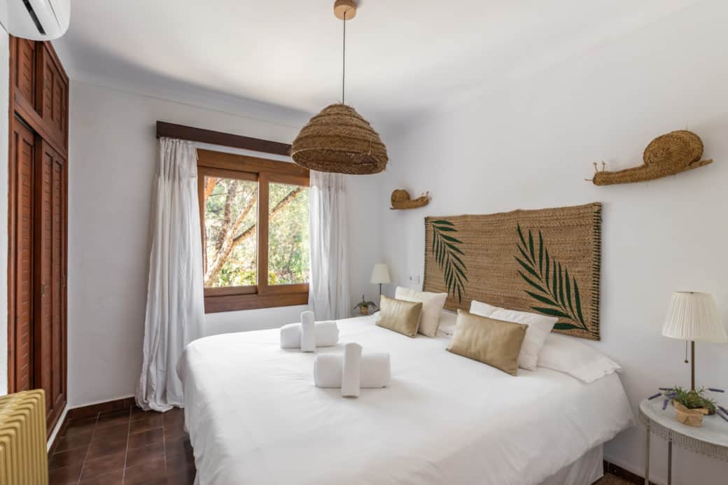 Dormitorio 5 "Snails" con decoración tradicional, AC y cama grande doble de 180 x 200. Dormitorio 5 "Snails" con decoración tradicional, AC y cama grande doble de 180 x 200.