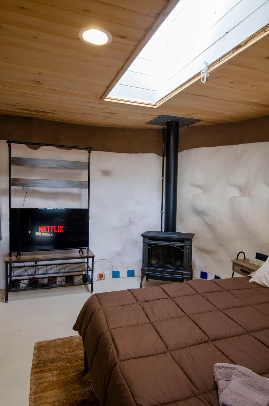 Humble earthen walls + a cozy gas fireplace, + a streaming tv with fast wifi = mental reset Humble earthen walls + a cozy gas fireplace, + a streaming tv with fast wifi = mental reset