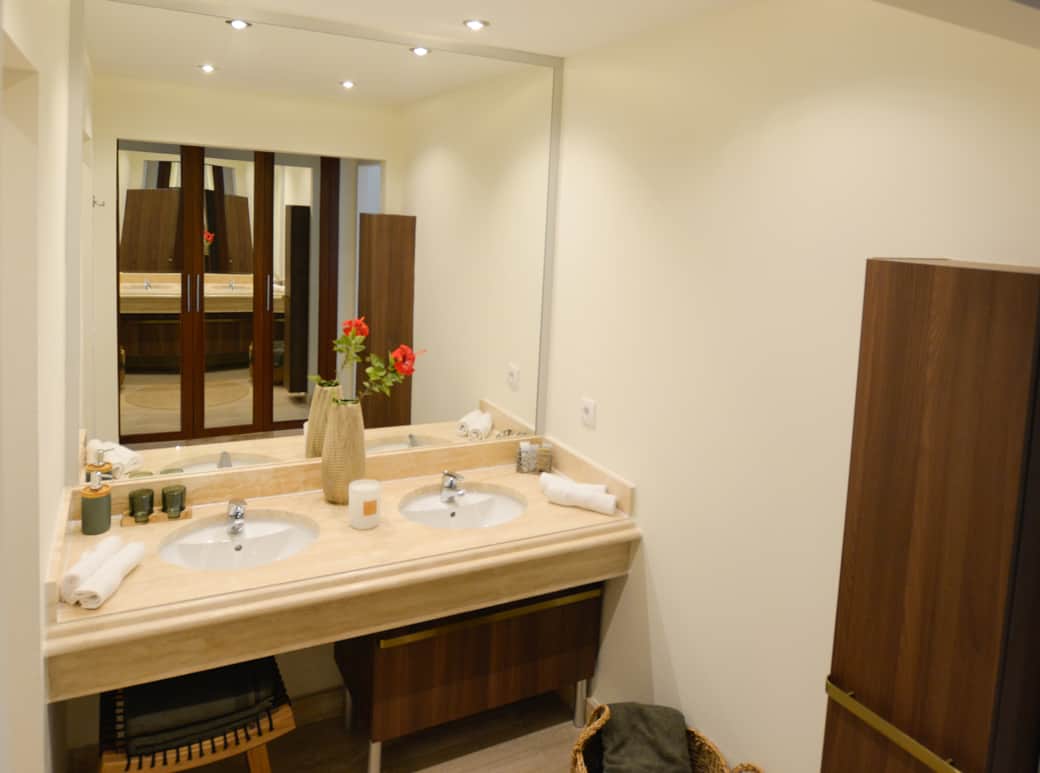 Master bedroom double bathroom with hydromassage bathtub and shower Master bedroom double bathroom with hydromassage bathtub and shower