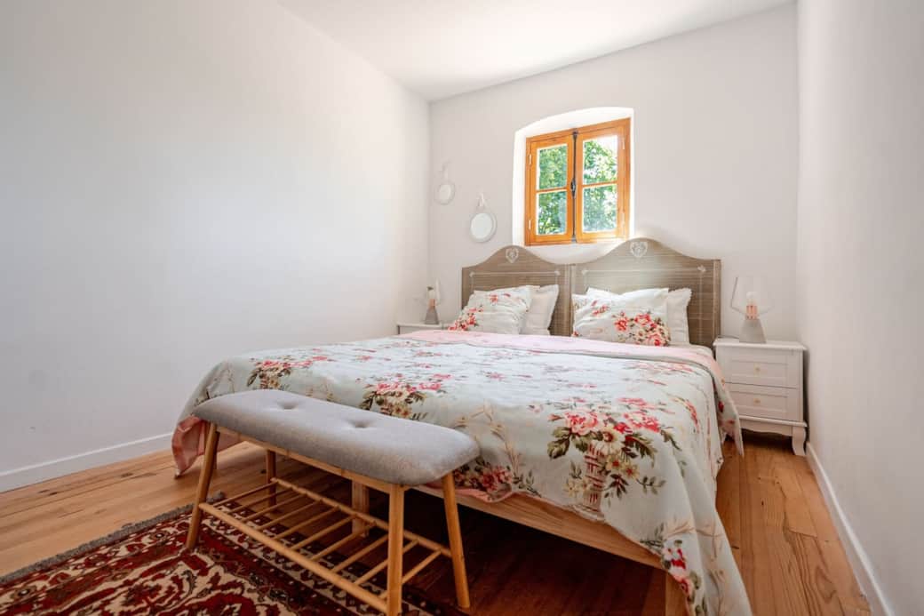 Chambre climatisée avec lit king-size et vue sur le jardin. Chambre climatisée avec lit king-size et vue sur le jardin.