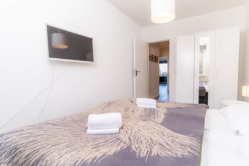 Schlafzimmer 2 mit großem Doppelbett