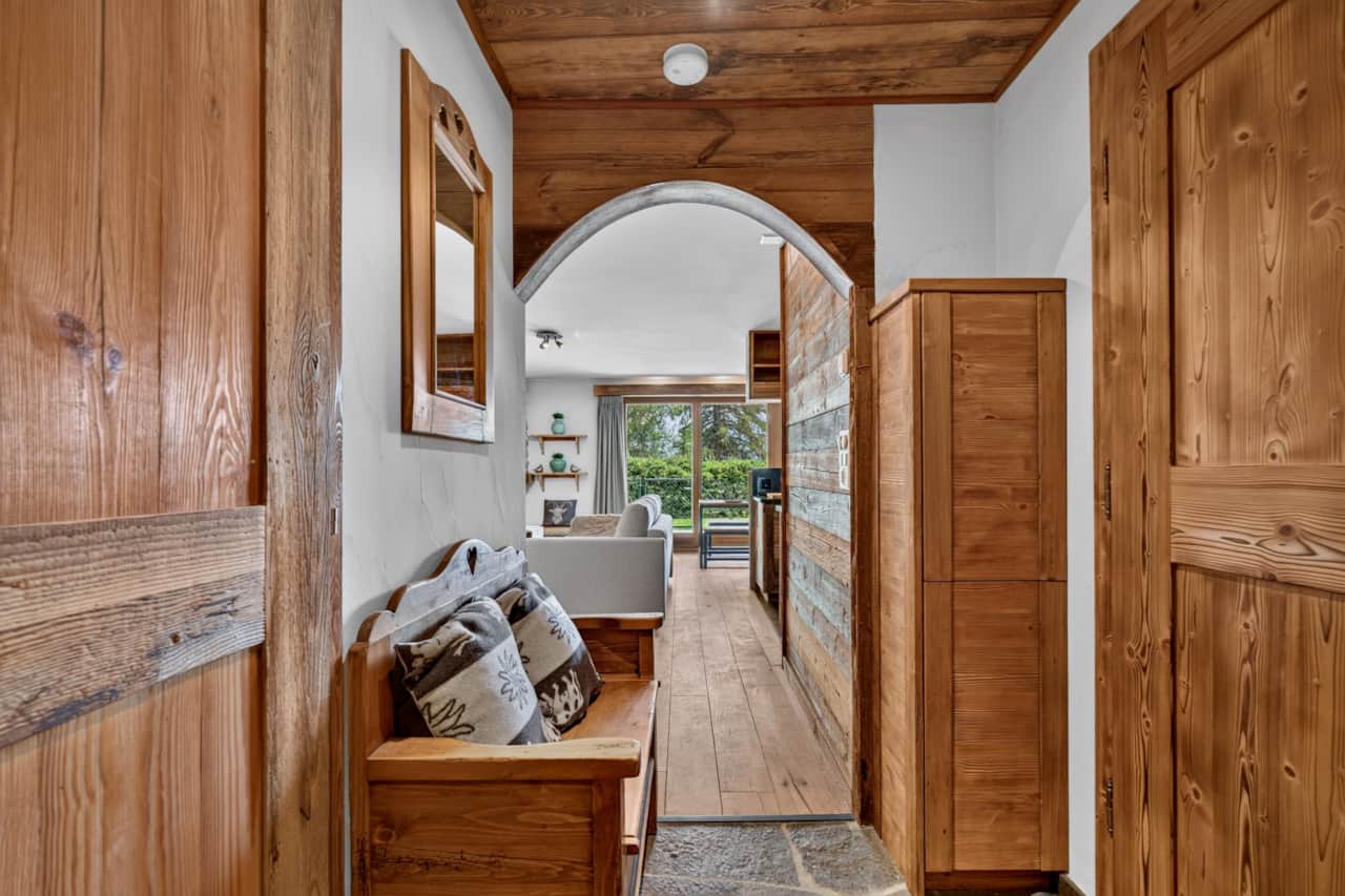 Entrée de l'appartement au rez-de-chaussée — accès simple et direct.