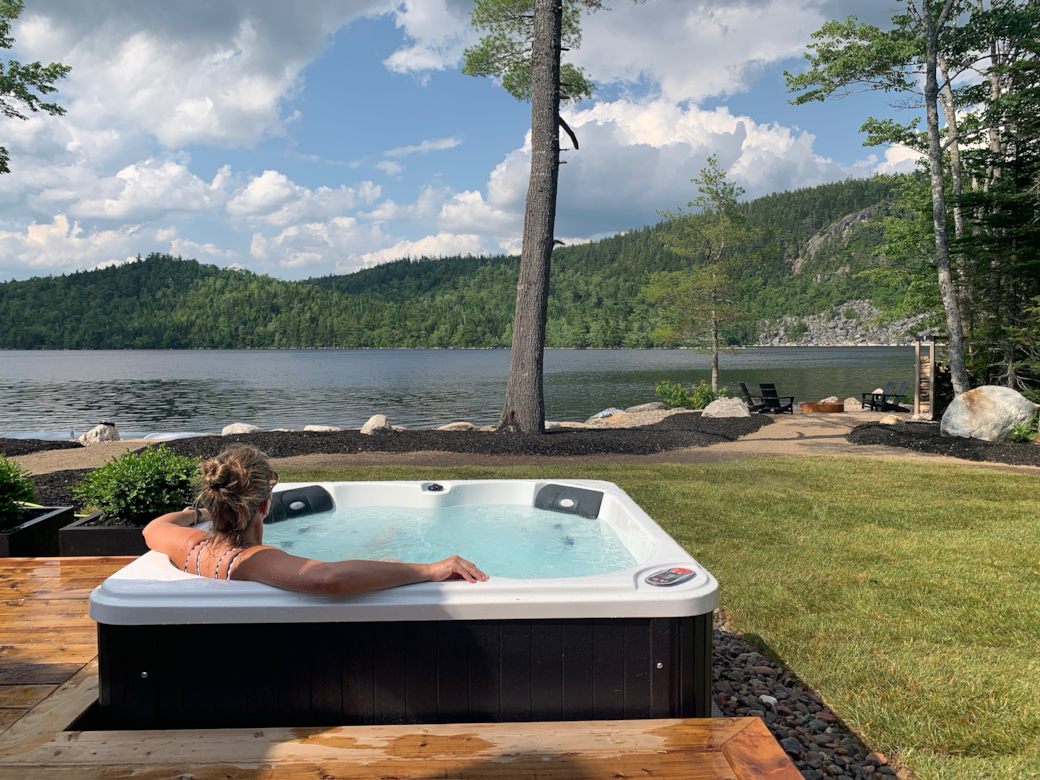 Nalu Lakeside hot tub