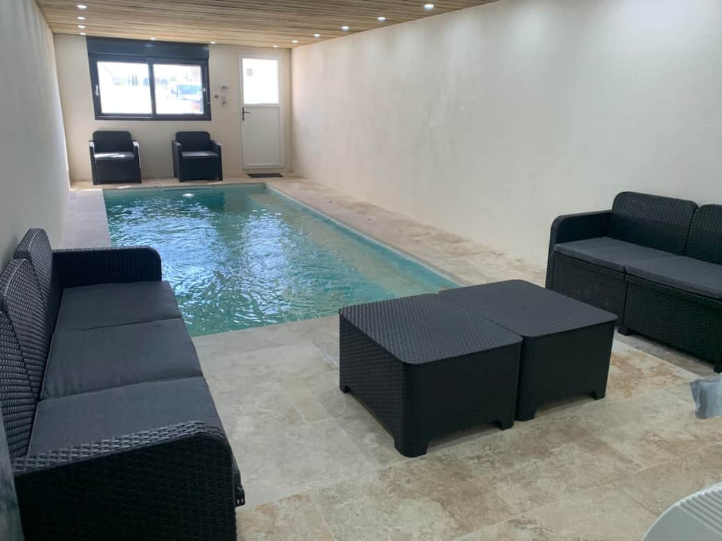piscine intérieur chauffée a 31 ° avec jacuzzi et nage a contre courant 