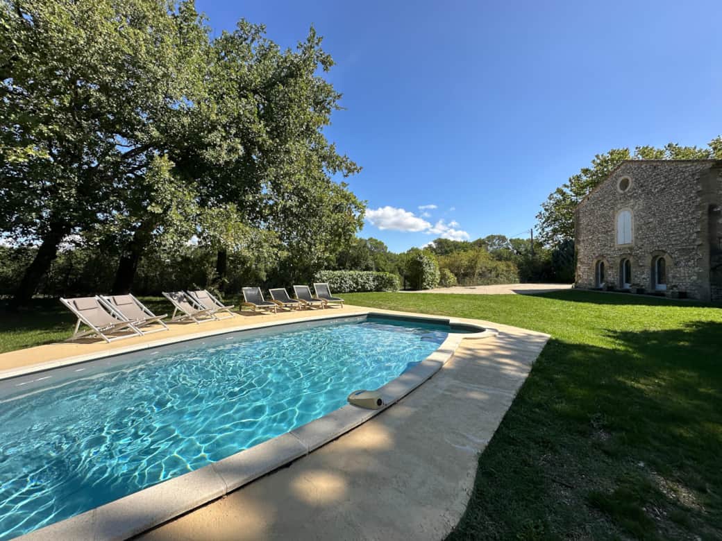 piscine, façade maison, chaise longues, jardin, terrain pétanque