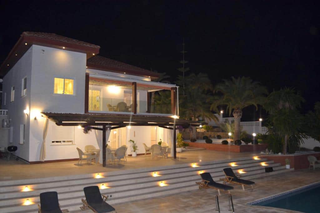 hause at night 