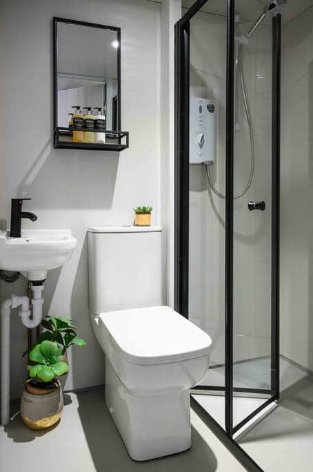 Fully Equipped En-Suite