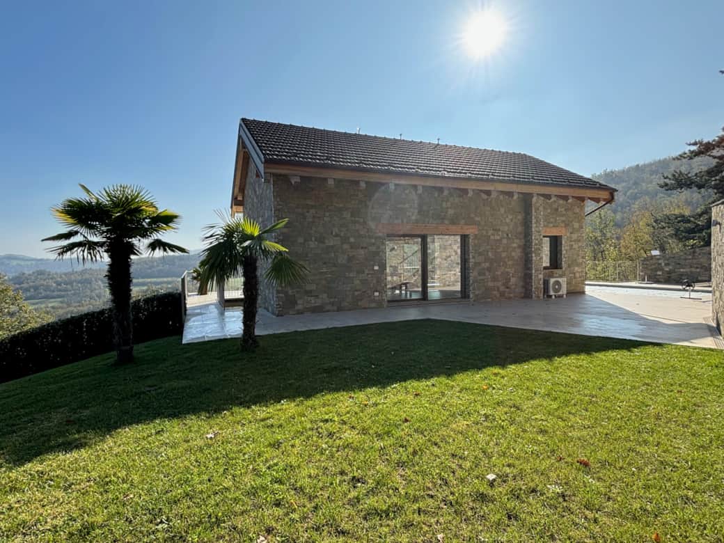 PIGNA - Retro con prato e terrazza con piscina