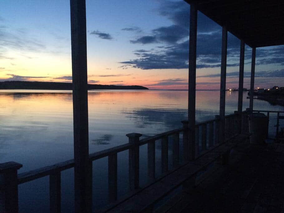 Seaside Nook with deck overhanging the ocean Apartment in Chéticamp