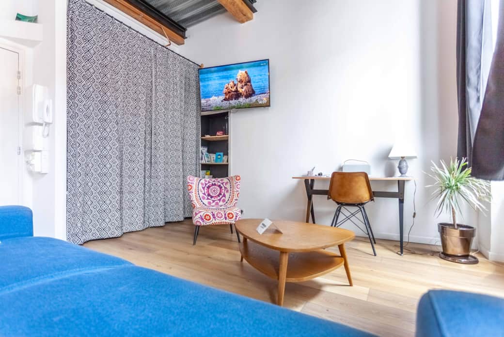 Le salon avec sa grande télé et son bureau Le salon avec sa grande télé et son bureau