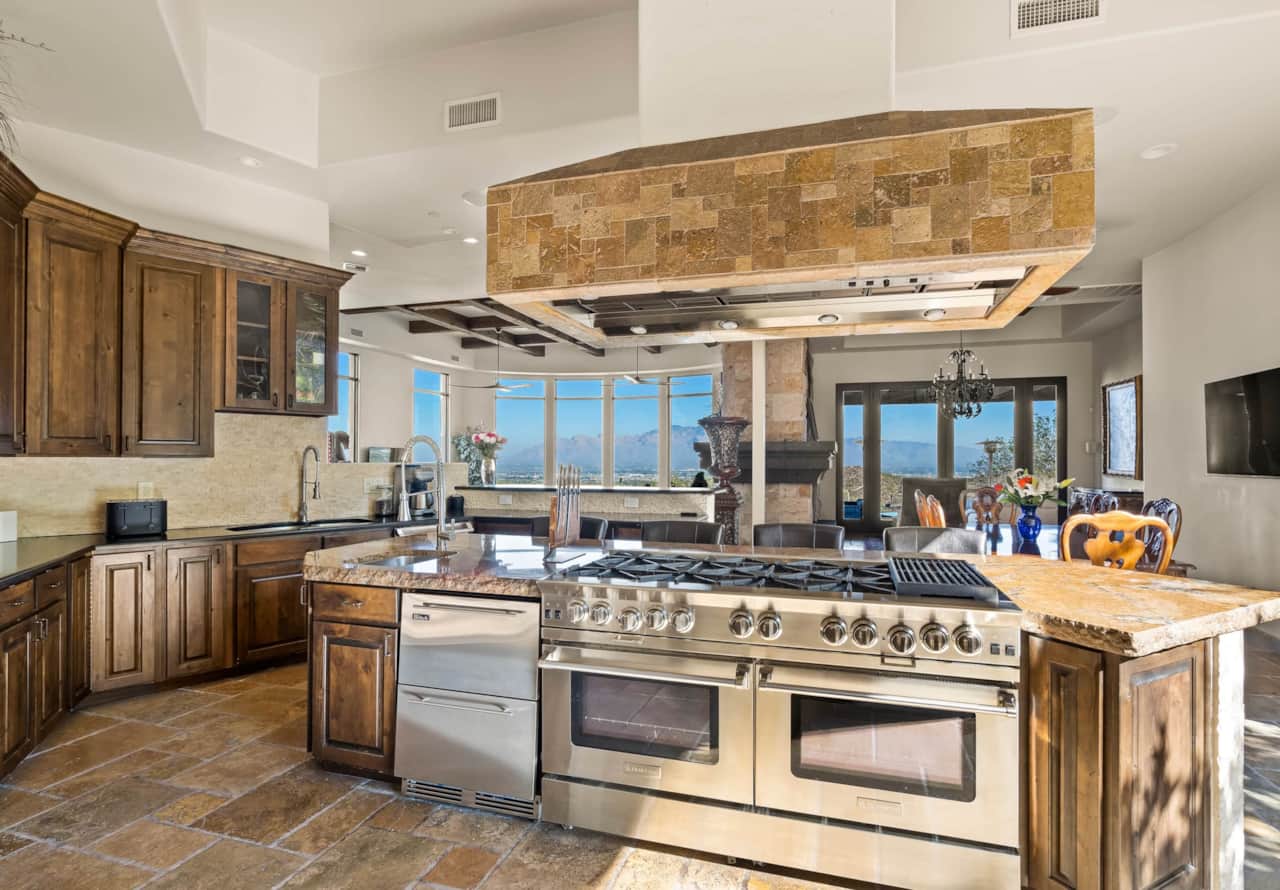 Ladera Vistas- Chef’s kitchen