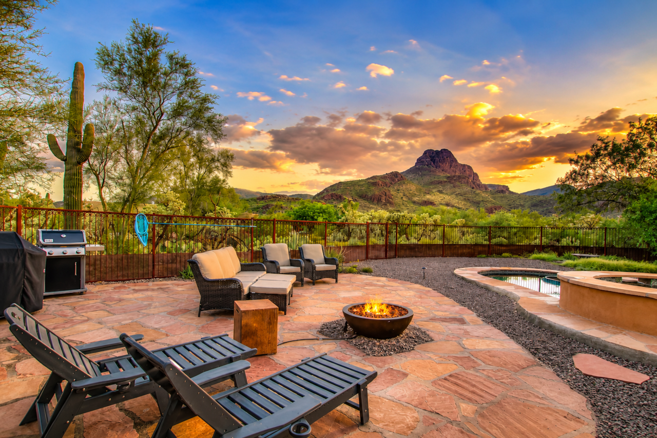 Sombrero Peak views with pool and spa 