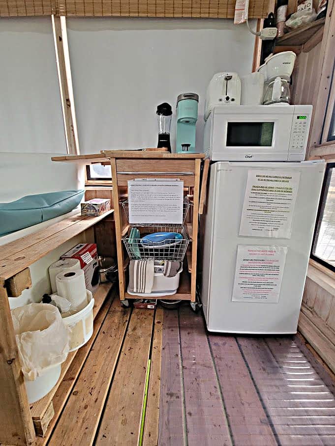 Équipement de cuisine (Vaisselle de base pour 3 personnes SANS FRAIS SI NETTOYÉE avant depart)