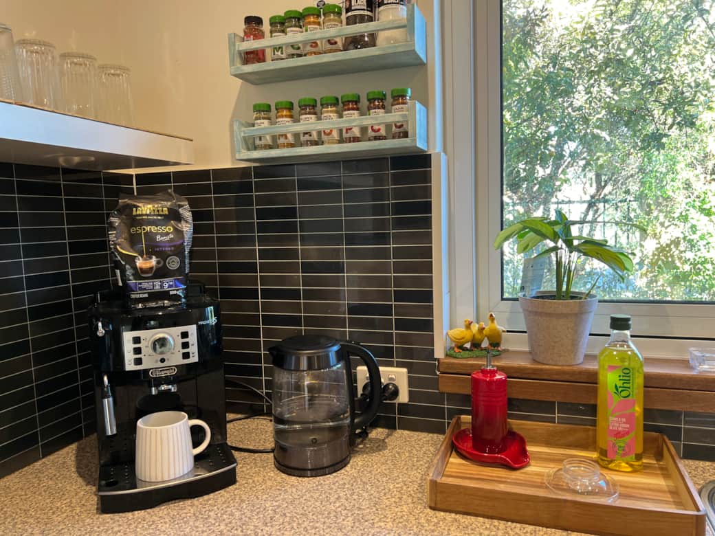 Quality kitchen with Bean to Cup coffee facilities Quality kitchen with Bean to Cup coffee facilities