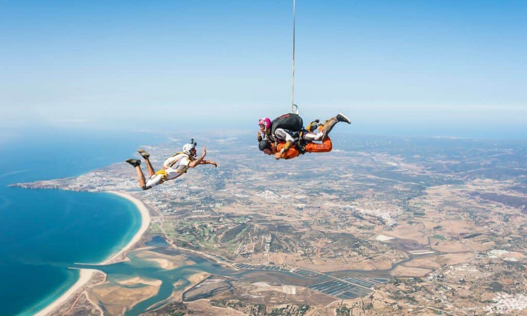 Parachutistes en chute libre au-dessus de la côte de l’Algarve