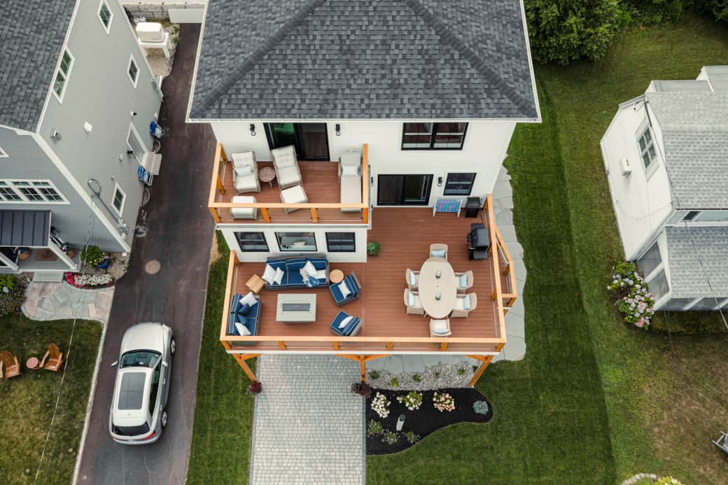 Beautiful Front Deck & Balcony
