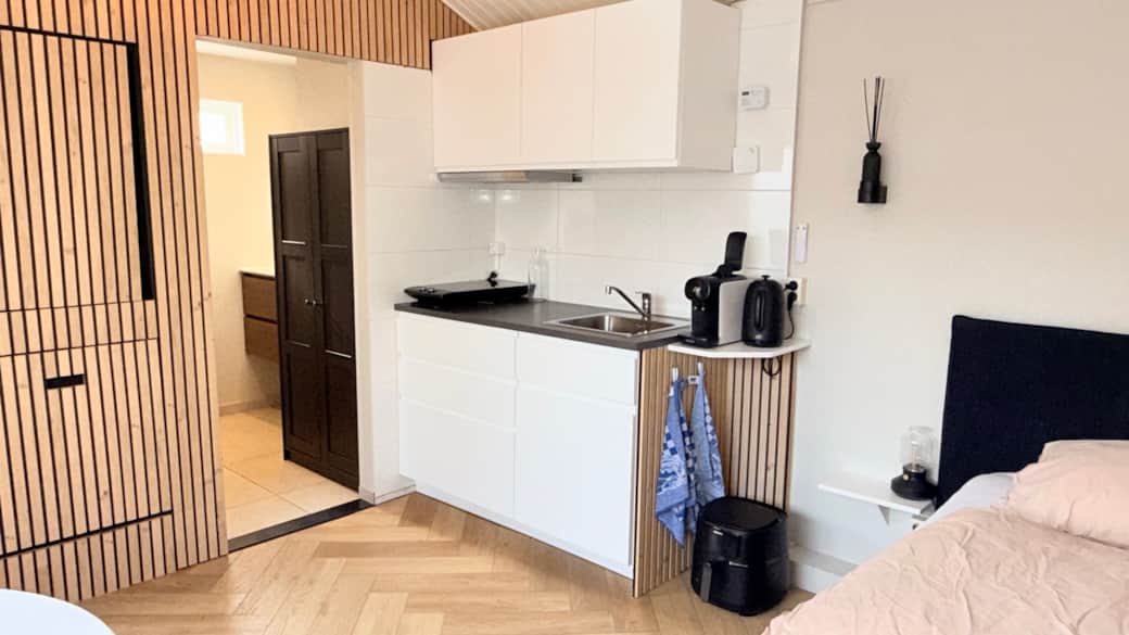 Küche mit Nespresso-Maschine und Airfryer Küche mit Nespresso-Maschine und Airfryer