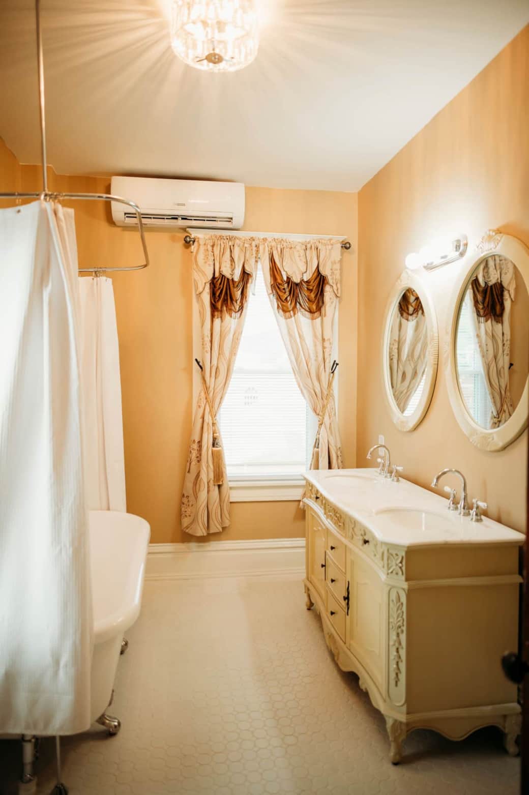 Ivory Suite - Private Bathroom Ivory Suite - Private Bathroom