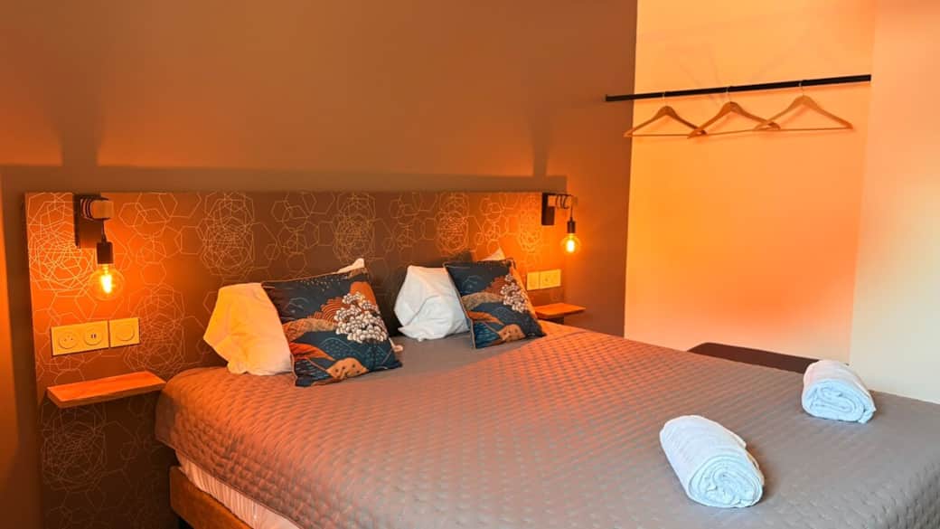 Une chambre confortable avec une literie de qualité. Serviettes et linge de lit de qualité vous attendent, ainsi qu’un lit simple et un dressing ouvert. Une chambre confortable avec une literie de qualité. Serviettes et linge de lit de qualité vous attendent, ainsi qu’un lit simple et un dressing ouvert.