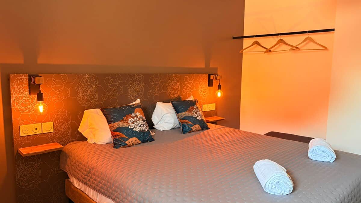 Une chambre confortable avec une literie de qualité. Serviettes et linge de lit de qualité vous attendent, ainsi qu’un lit simple et un dressing ouvert.