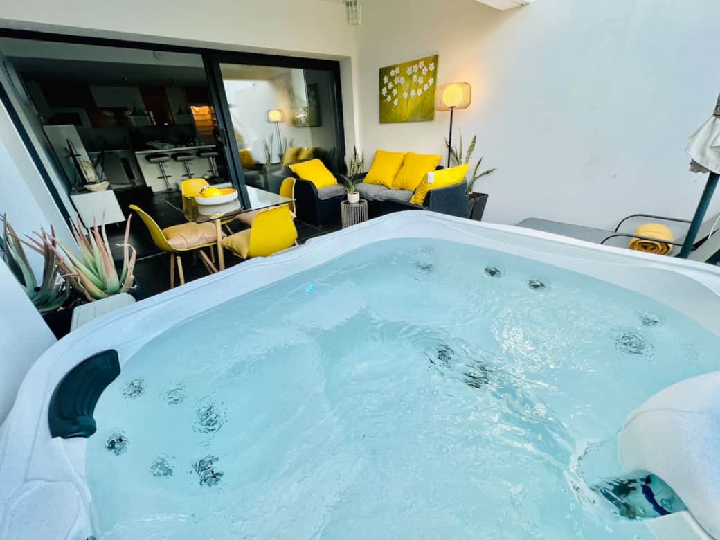 Jacuzzi y patio con solárium 