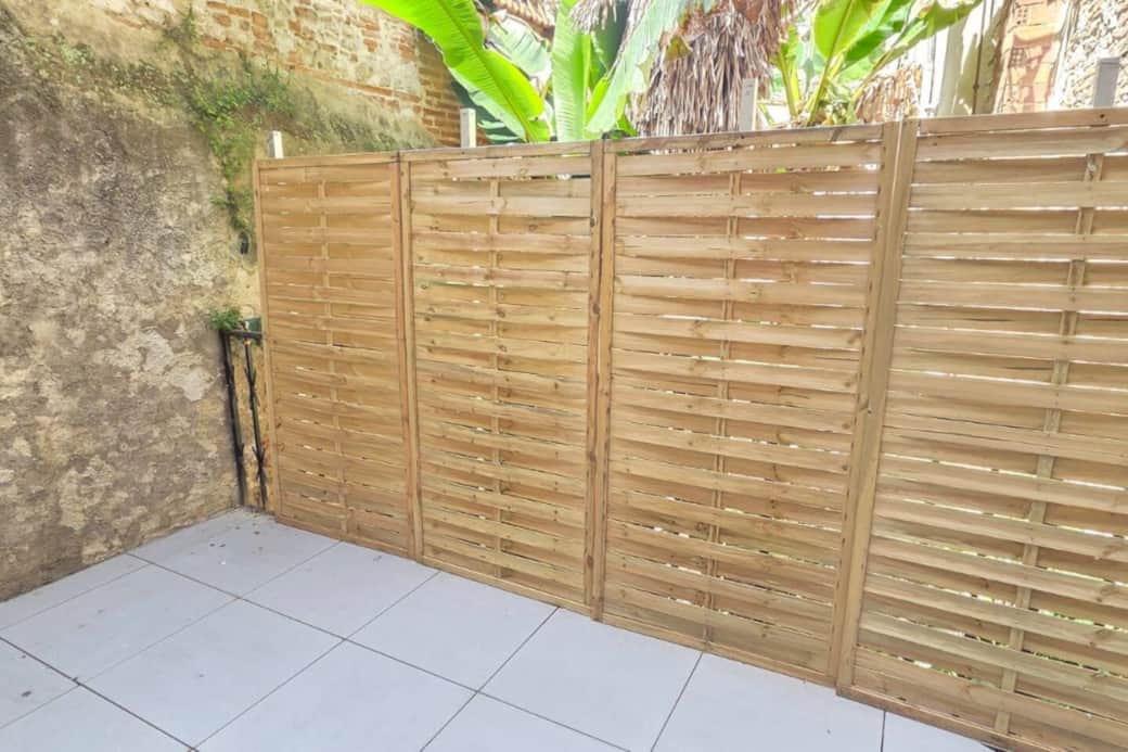 La terrasse pour profiter de l'extérieur. 
